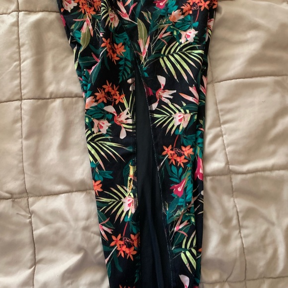 Old Navy Crops Hawaiian print, medium - Picture 1 of 4
